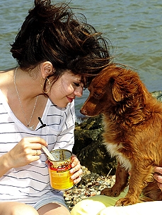Selena Gomez so psom